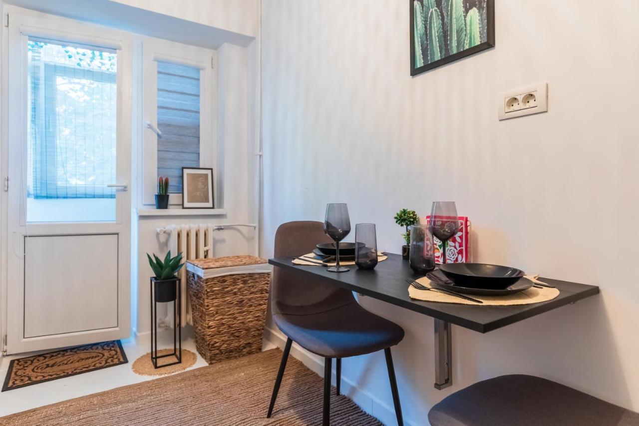 Jungle Apartment 15 Min Walk To Beach & Downtown Köstence Dış mekan fotoğraf